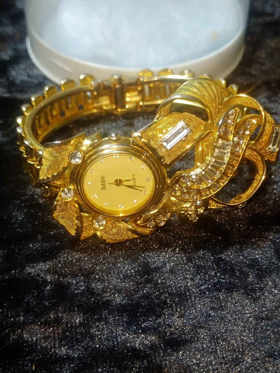 ساعة نسائية  نحاس مطلية بالذهب وارد السعودية على شكل سوار ومزينة بالكريستال، ويبدو أنها من العلامة التجارية Adoba. يتميز تصميمها بوجود أقواس وزخارف مرصعة بأحجار الزركون/الكريستال اللامعة حالة ممتازة


**إذا كنت صاحب هذا الإعلان وتريد حذفه لأي سبب، رجاءا أرسل رسالة إلى الدعم الفني**