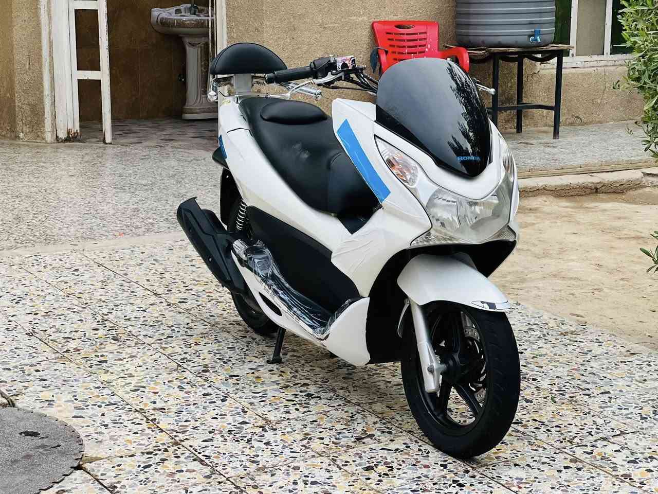 دراجه pcx جيل اول ياباني ماشيه 24 دراجه جديده تجي تفحص من باب البيت وتروح السعر 1300 وبيها مجال مكان بغداد حي النصر  رقم ***********
