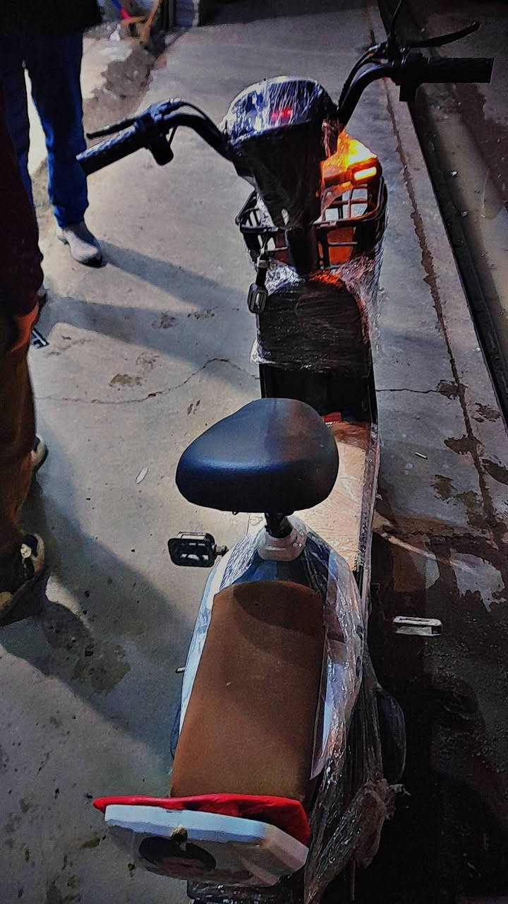 سلام عليكم دراجه شحن mr للبيع كلشي ما بيهة الدراجه ما صار 3اشهر من اخذتهة شحنها فول بس كهربائيات كلهة شغاله بس دبل اشاره وحده انكسرت بل استان السعر200وبيها مجال
للستفسار ***********واتساب
