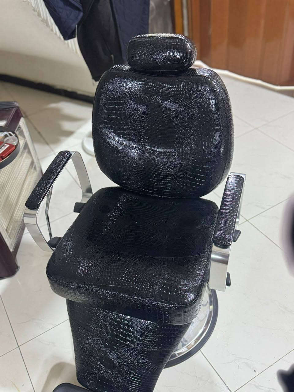 كرسي حلاقة كلش نضيف وجديد 

مكان بغداد 
بيع مستعجل اليوم او باجر 

***********

ب100 قفل
