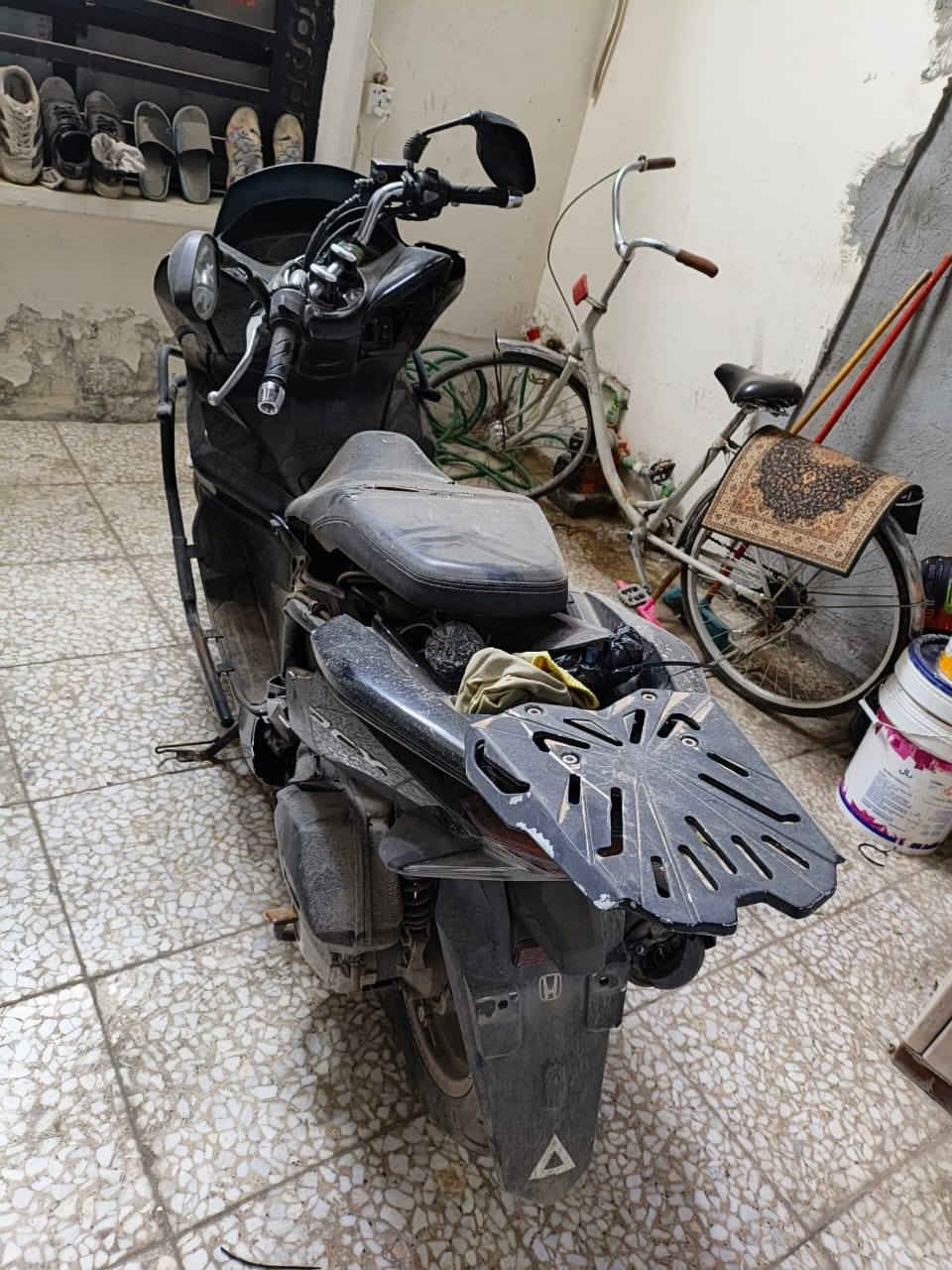 دراجه Pcx للبيع دراجه ابيعه على حطته جيل الثالث تجي شوفه متعجبك عوفه دراجه شغاله سويت بيه حادث بصيط او تركته *********** سعره 15 بيه مجال مكاني بغداد
