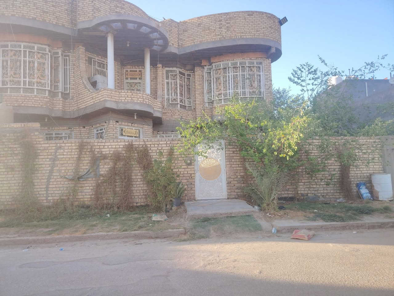 السلام عليكم بيت للبيع في مجمع حجي حسين مقابيل مستشفى القاسم
المساحه الكليه 400 متر طابقين طابو زراعي سند 25 🏤 مساحه البناء 260متر  مع حديقه بجانب البيت مساحتها 140 متر يتكون الطابق الأول من :
1️⃣غرفتين نوم مساحه الغرفه 4×5 مع حمام داخلي في كل غرفه✅.
2️⃣صاله كبيره وصاله ضيوف مساحتها 9×4✅
3️⃣استقبال المساحه 4.5×8 مع مدخل مساحته 1،5×1.5✅
4️⃣مطبخ مساحته 6×4 ✅
5️⃣مجمع صحي داخلي مساحته 3×4✅
6️⃣مجمع صحي خارجي ✅
✴️ملاحظة 🔸ارضيه البيت مرمر بالكامل مع الدرج ✅

🏫الطابق الثاني يتكون من :
1️⃣غرفتين نوم. ✅
2️⃣صاله كبيره ✅
3️⃣مجمع صحي ✅
للاستفسار الاتصال على الرقم ***********
