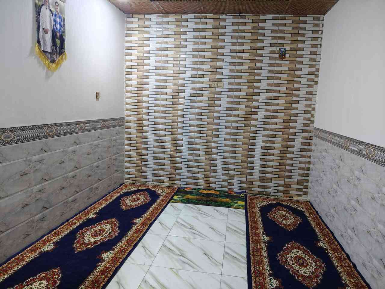 السلام عليكم بيت في حي الامين مساحه 135 طابو سند 25 تفاصيل البيت براني + مطبخ + صاله + غرفه 1 + منور 
+ غرفه بطابق الثاني ماكامله للستفسار ***********
