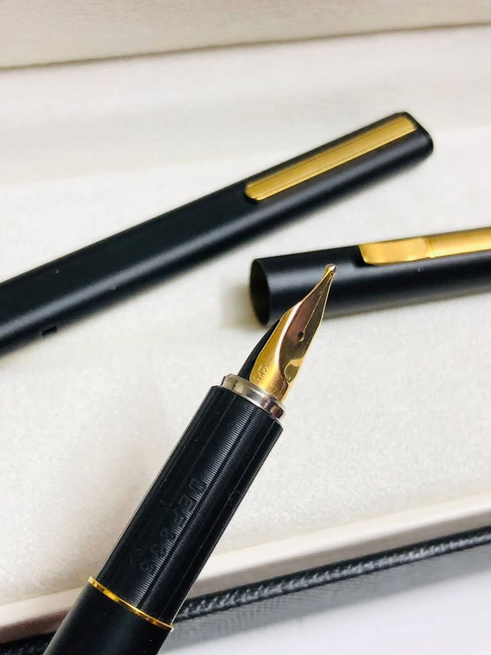 سيت اقلام  ارورا  ( AURORA) حجري 
استيراد الأجهزة الدقيقة العراقية 
إيطالي الصنع اصدار محدود 
ريشه ذهب خالص عيار ١٤ 
حجر مع  تغليف ذهب  لوك غير مستعمل 
مع العلبه الأصلية والكتلوك 
للاتصال ***********
