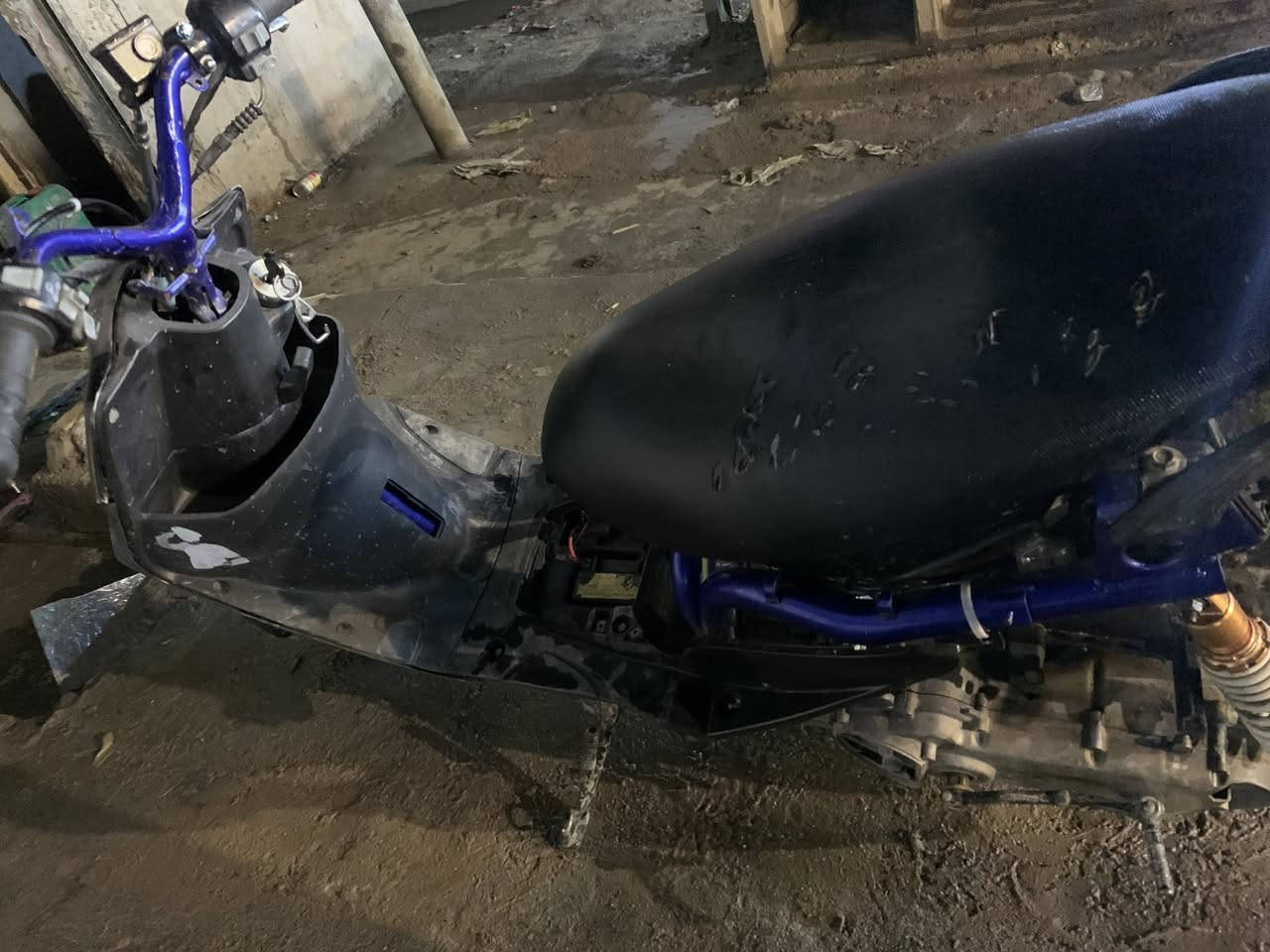 سلام عليكمماكس عدله هندر واحد تشتغل بعز البرد  سلف شغال بس باتري كاعد عوزها كلج خلفي سعرها 350 وبيها مجال حك الجيه مدينه مكاني رقمي ***********او مراوس
