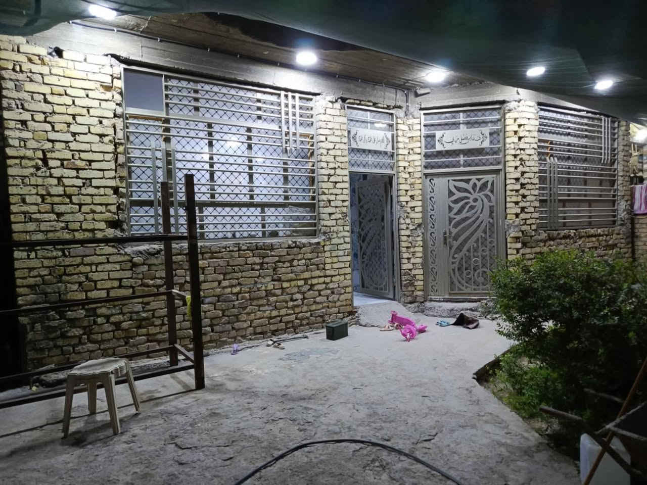 السلام عليكم بيت للبيع المساحه 250 متر طابو ملك صرف المكان طوريج حي الحسين شارع المدرسه يقع عله شارع عرضه 25 متر خدمات كامله ماء مجاري تبليط رصيف البيت  جديد صار  شهر من كامل مابي اي نقص   ثنين غرف نوم ستقبال صاله مطبخ مجمع صحيات داخلي او خارجي منور حديقه  كراج سياره النتصال ***********
‏‪***********‬‏
