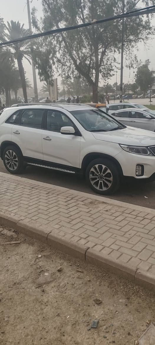 سورنتو ١٥ سياره خير من الله نضيفه بسمي واسط تحويل مشروع وطني خليجي مانقصها اي شي السياره تخم تاير وكله جديده وخير من الله سياره *********** سعر ١٨٠ بيه مجال بيه بارد وره باب سايق شبرين محرك الفين وربعميه
