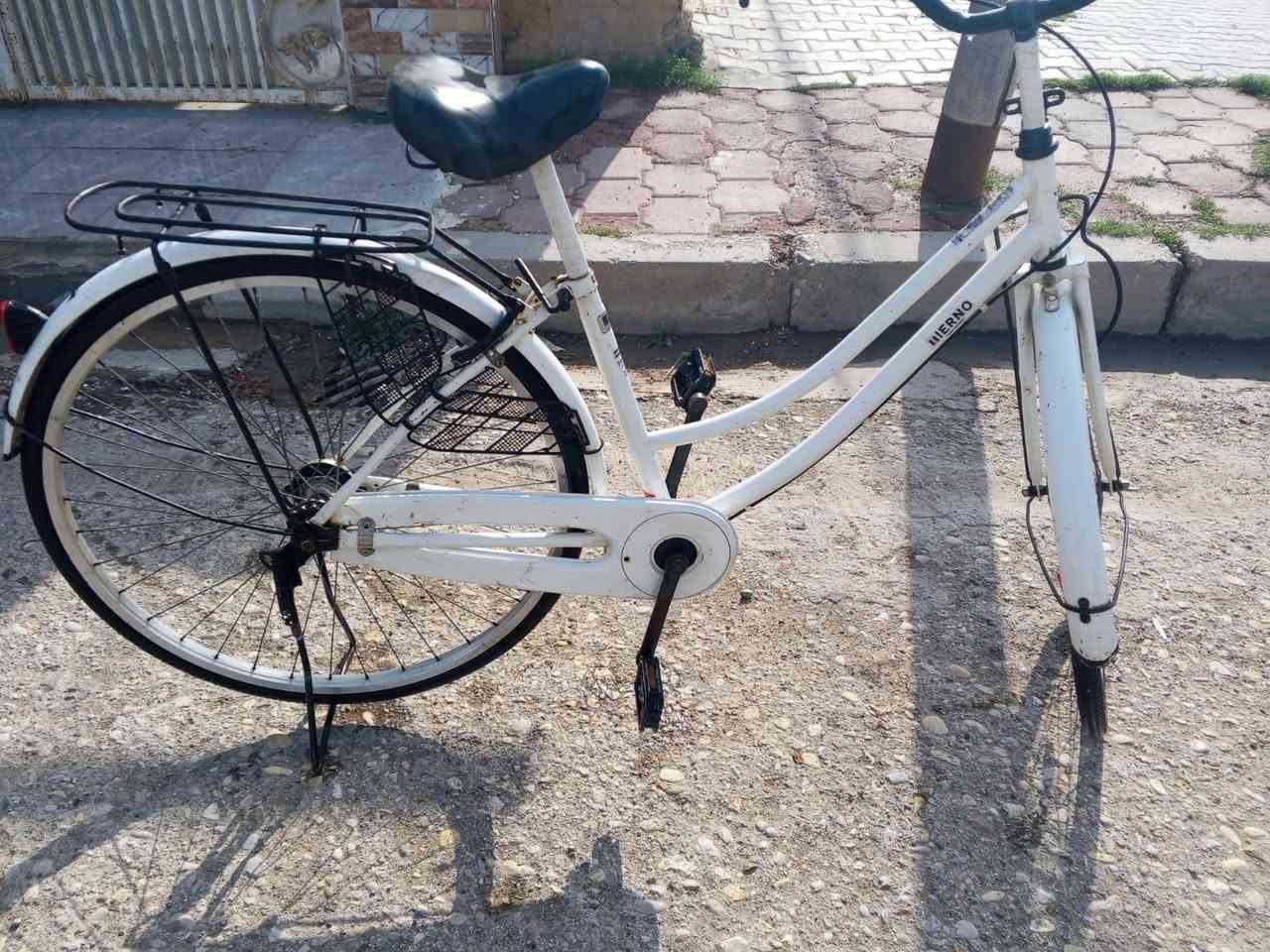 بايسكل للبيع 
ما بي اي شي ناقص 
السعر 90 
للاستفسار :***********
