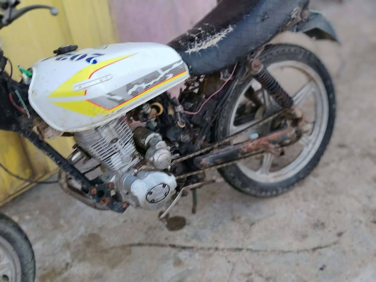 دراجه للبيع مكلف بلنشر السعر 160 وبيه مجال مكينه ماتبخر تايرات تأخم ***********
