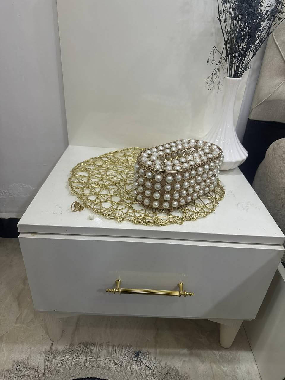 غرفه نوم تركيه اريدهه 350جديده بيهه ضرر خشبه مال جربايه مكسوره مكاني بغداد منصور ***********وهذه كرسي ملكي أريده 100
