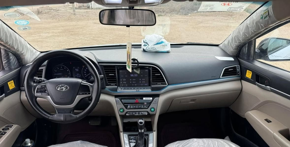 النترا ٢٠١٧ سوبر فول مواصفات عدا البصمة
جاهزة كير ومكينة وتبريد بيها بابين صبغ جهة السايق 
السعر ١١٧ مع مجال بسيط
***********

