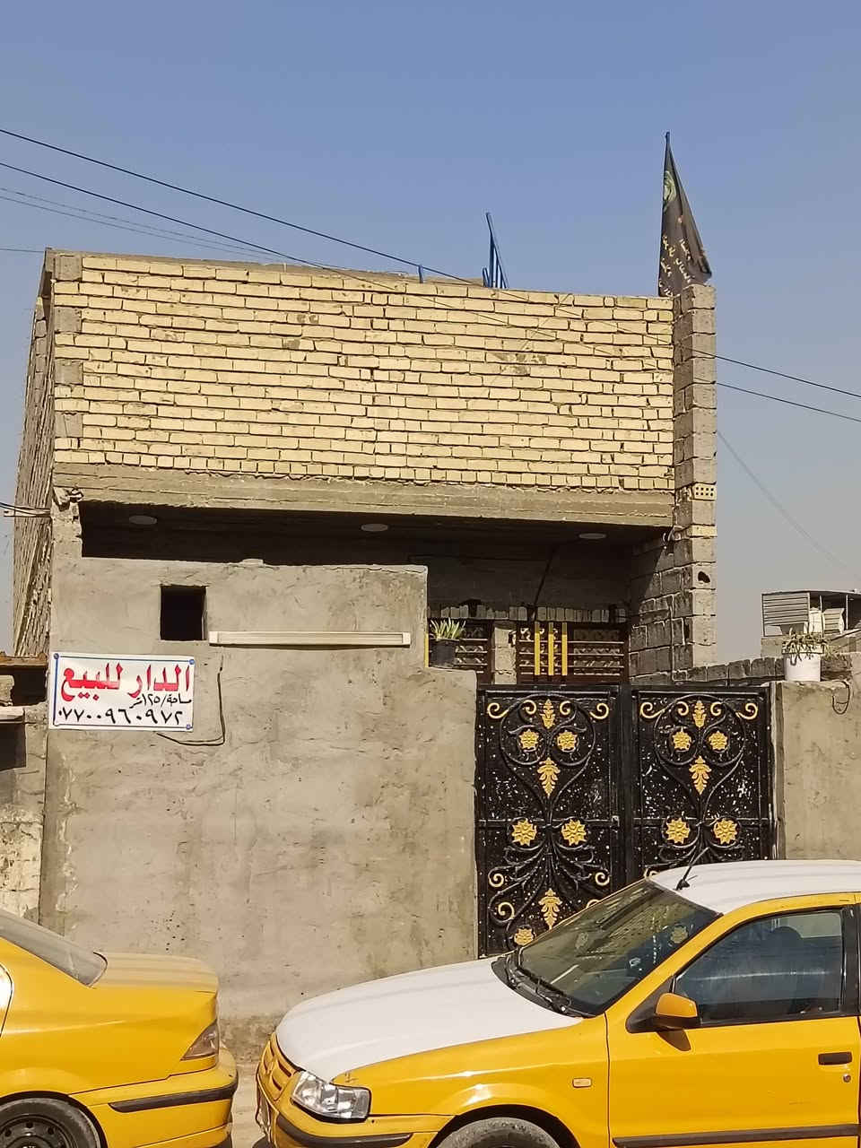 سلام عليكم اخوان بيت مساحته 125يحتوي ع 3 غرف نوم وصحيات 3 ويحتوي ع صالتين  وسطحين الموقع المشتل شارع المطبك قرب مجلس بلدي مجمع فدك سعر خاص رقم الاتصال *********** اتصال ورقم ثاني واتساب             ***********

