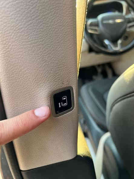 السلام عليكم ( للبيع فقط ) 
كرايسلر باسفيكا ( فويجر)  2022

‏V6;; 3.6L
المواصفات

ابواب كهربائية (شفط)
صندوق كهربائية 
هند بريك بصمه
كشنات جلد
تبريد ثلاث قطع 
حساسات.
نقطة عمياء
تحديد مسار
رادار جانبي
كشنات سياحي
مانع انزلاق
كير ماوس 9نمر

باقي المواصفات معروفه
سيارة جاهزة من كلشي بيها تخم تاير جديد ضمان سنتين صارله سبوع وبطارية صغيرة وجبيره جديد ضمان ٦ اشهر 
 

السيارة باسمي تحويل ثاني يوم 
السعر 21٠  

مكان السياره بغداد / الشعب شارع الاسواق 
***********
