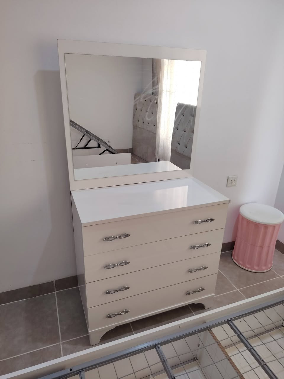 غرفه شبابي لبيع العنوان سرجنار شارع ابو سناء مجاور فندق برج الحياة رقم موبايل *********** وتساب
