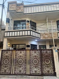 يوجد بيت للبيع مساحته ١٠٥م طابقين زراعي الاثورين ثلاث غرف نوم خدمات وص...