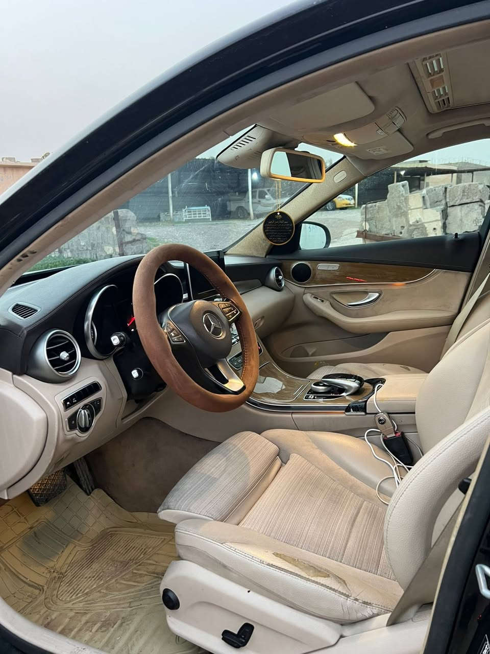 السلام عليكم
للبيع مرسيدس C300 

موديل 2015 تو ويل ماشيه 165 الفm

محرك 4 سلندر تيربو 

رقم سلمانيه شرط تحويل فول مواصفات 1/1 

بصمه كشنات تدفاء وكهرباء مانع اصتدام رادرات جانبيه  دبل ماوس تحكم استيرن  

بيه باب خلفي ونص جاملغ خلفي السياره بدون ايرباك وارد امريكي بشرط الفحص السياره جاهزه وبدون اي نقص

للبيع أو مراوس اوباما أو جارجر 

السعر 190وبيه مجال بسيط 

مكان الموصل الأيسر 

 *********** واتساب هم متوفر 

***********
