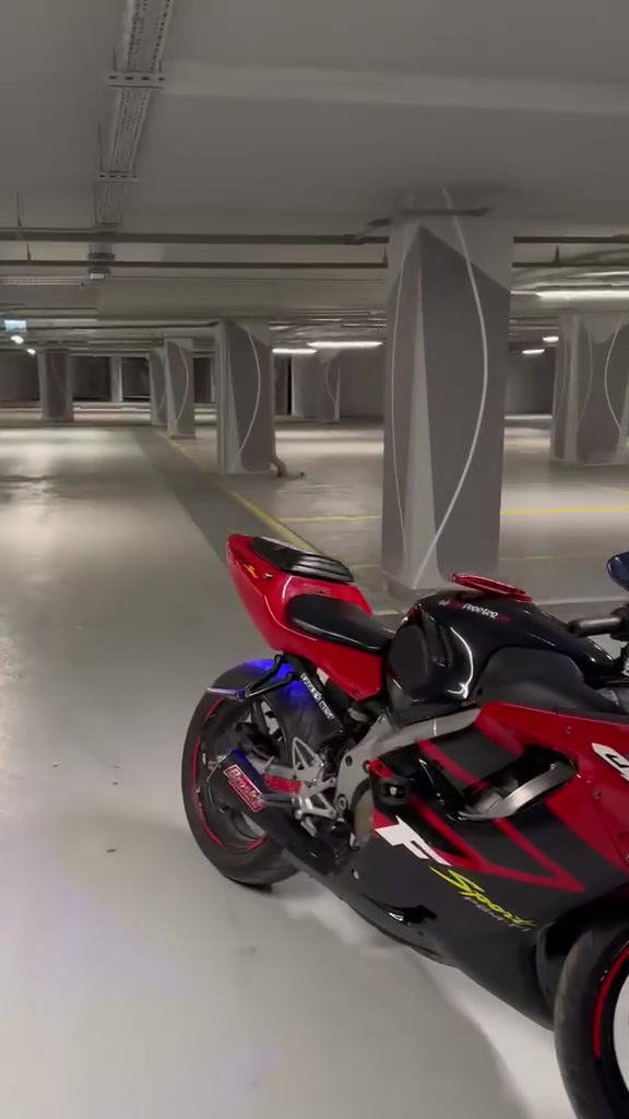 سلام عليكم
بطح افوراي 600cc موديل ٢٠٠٤ 
دراجه كفاله عامه من الطول للطول مابيهة اي نقص عليهة اضافات وصالنصه بروكس 
عليهة ادامه كامله تايرات جدد تنضيف  كلشي كامله اخت الزيرو دراجه مكاتبه فقط سعرها 28$ وبيها مجال للشراي مكاني بغداد الدوره للتواصل وتساب ***********
