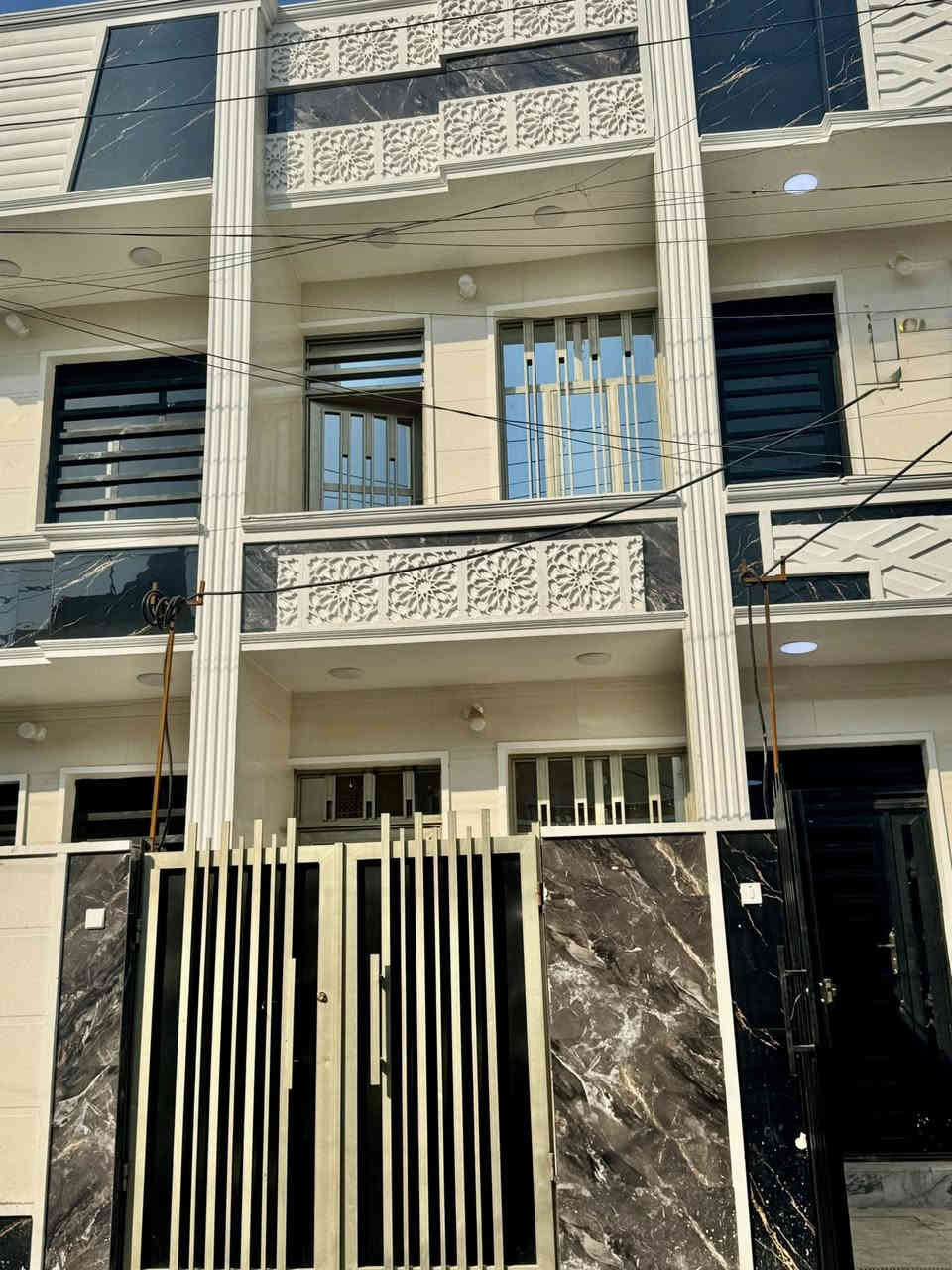 ملاحضه / العنده عقار 🏡#للبيــــــع ويريد يبيع #دزونه كافه التفاصيل العقار مع ذكر السعر وصور للعقار ورقم التلفون ☎️وان شاء الله باقرب وقت ينباع ان شاء الله🤲❤️
—————————————————————————

🔸 مشتمل للبيع طابو صرف مناسب ✅
 60متر  الواجهه 3ونص م والنزال 17 
بناء سنة 2025 تسليم🔑 درجه اولى كامل مكمل 

🔸الطابق 1️⃣كراج وصحيات خارجيه واستقبال ومطبخ حار وبارد وصحيات داخليه وغرفه نوم جوه 
     الطابق 2️⃣غرفتين نوم وصاله وبلكونه وصحيات كذالك
     الطابق 3️⃣بيتونه كبيره وسطحين 
البناء كله ممتاز ودرجه اولى ونضيف حديث جدا

🔸موقع الدار ممتاز جدا📍الشعب شارع الصحه بصف الشارع التجاري داخل فرع عريض مقابيل جامع قباء ومطعم محمد الكردي  ( شارع عرضه 20 )

+مناسب لحك قبل لاينباع ملاحظه اذ تحب تاخذه وتستثمره اجره الك ب600الف ايجار سريع  
🔸السعر: 145 وقابل للتفاوض 

مكتب ابو علي الدراجي للعقار 🏛️
 الشعب-نهايت شارع الصحه-مقابيل كرزات ركن الصحه 
***********📞
***********📞 ‭
‭***********‬📞
