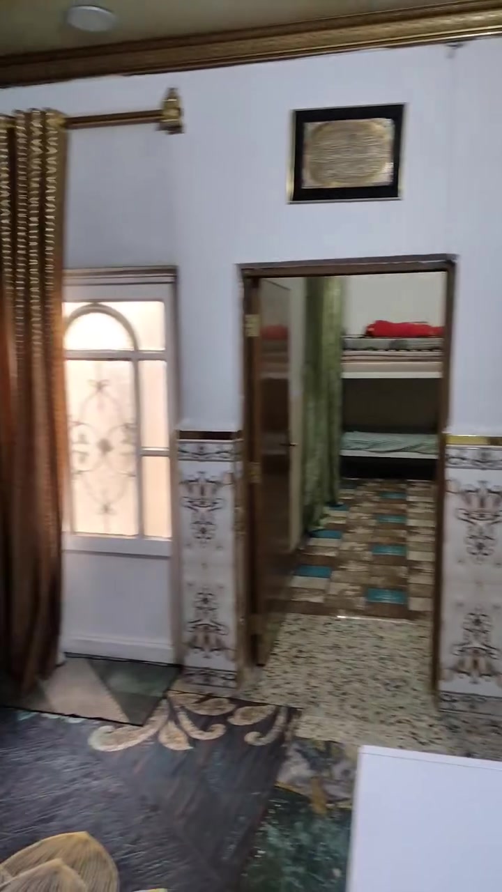 بسم الله الرحمن الرحيم 
بيت 212م3غرف نوم وصاله كبيره واستقبال 8م مطبخ حاروبارد ومخزن مثل ماموضح بالفيديو وبالواقع افضل،،
براكيه قرب معمل الاسمنت،،
السعر55وبي مجال،،الاتصال على
***********ابوعلي

