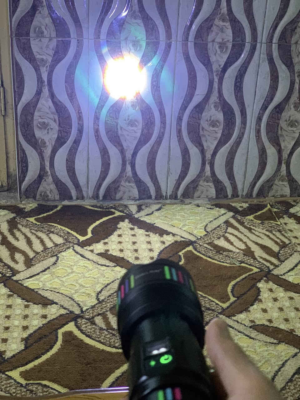 السلام عليكم لايت اصلي اربع بطاريات المده كلش قوي ويستخدم باور نفس الوقت بعده جديد السعر ٦٥ وشراي يدلل***********
