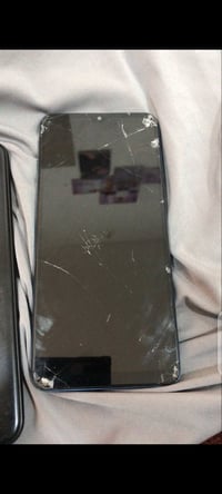 موبايلات للبيع لسود سعره 35 ولزرك شاشته مفلشه يرادله شاشه سعره ب ٢٥ رق...