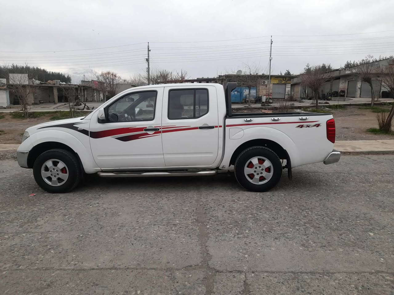 ناڤارا ٢٠٠٩ 
سه نه وى نوى 
٤ پارچه بوياغ
نمونه كه ميك له به شى پيشه وه ى سه قفه كه ى بوياغه 
گيرو مه كينه و اكسل هه مو به شه رت 
٤ تايه ى لوكم بو به ستووه
ليدراوى نييه وه رگه راو نييه 
***********
*********** بشدار, السليمانية
