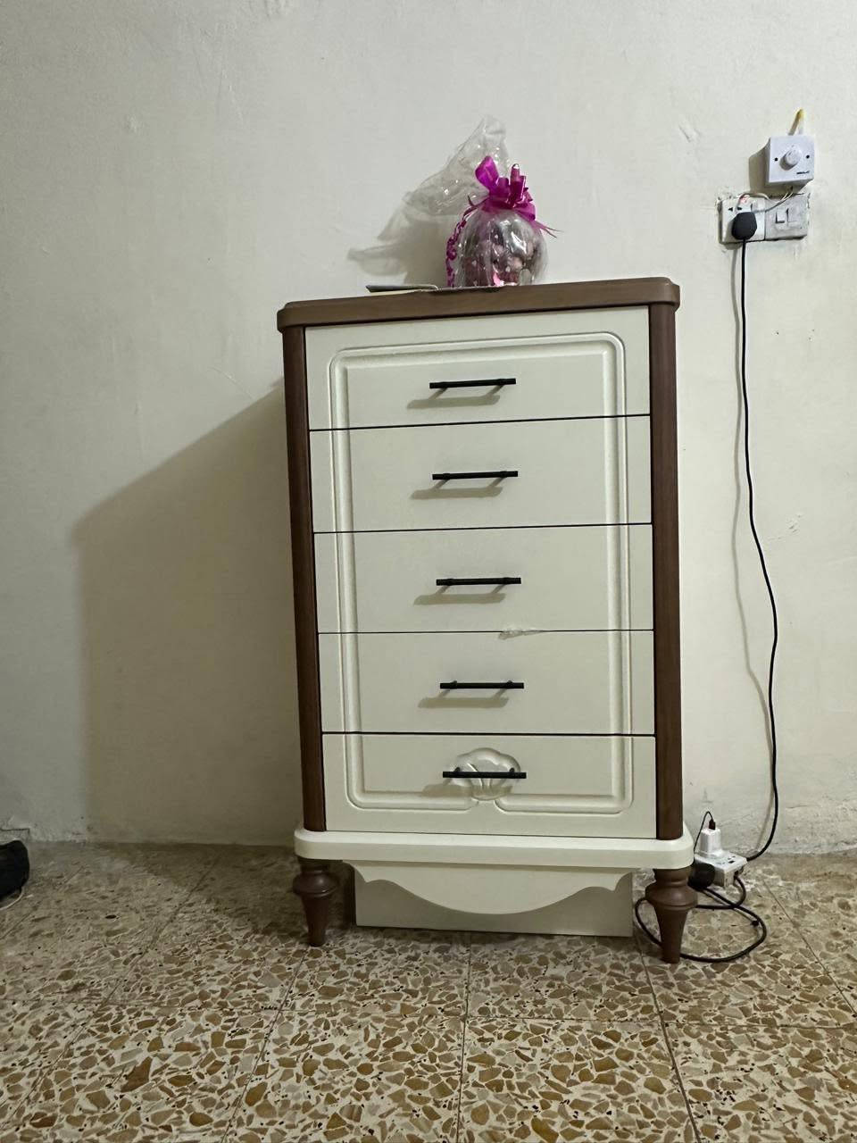 السلام عليكم غرفة نوم جديده  بسعر مليونين و٢٠٠ وبيه مجال ٥ قطع مع طابوريه و مجرات الجانبيه وبيه مجال بسيط 
الرقم /***********
