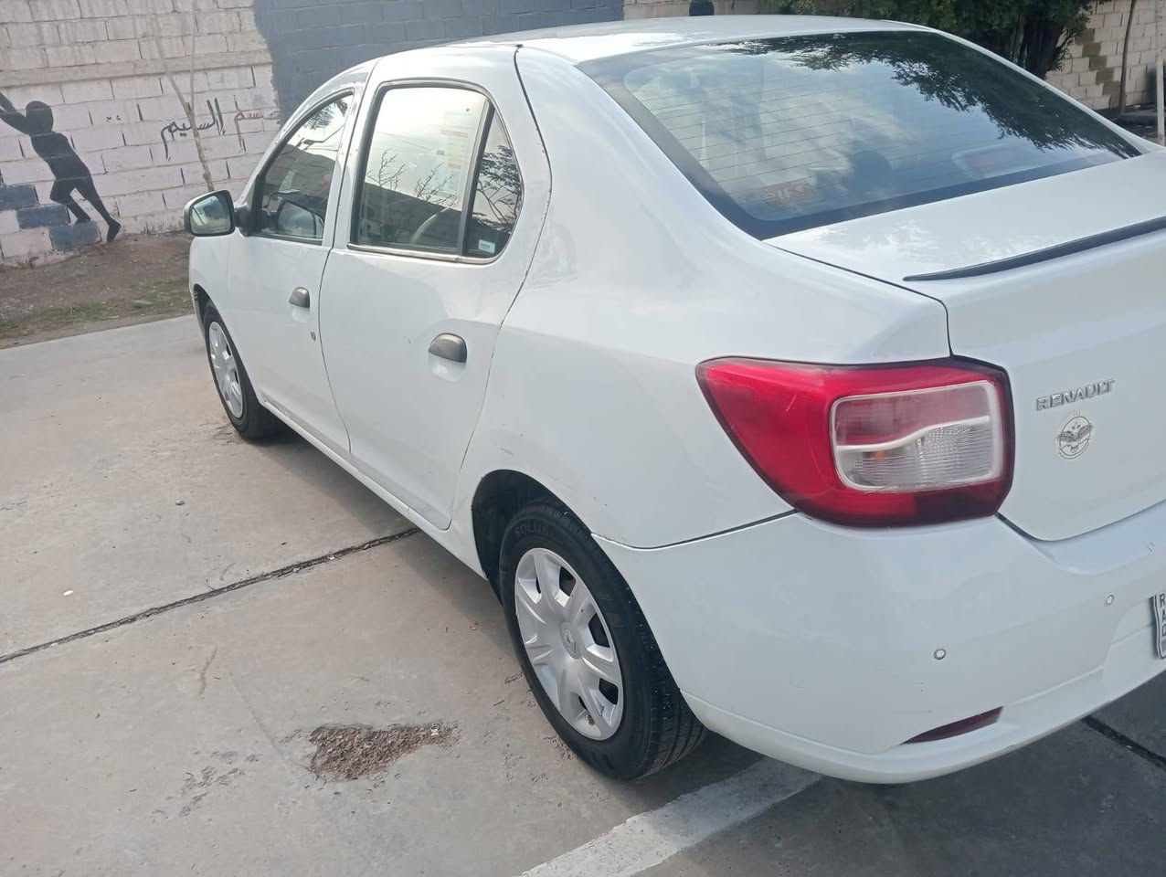 السلام عليكم  رينو سمبل موديل 2017 بيها تبديل باب الوراء السائق على وضع الشركه السياره جديده
كير محرك تبريد مكفولات 
 الموبايل*********** العنوان طالبيه قرب اداره واقتصاد السعر 82
((مكلف بالنشر )) المدائن, بابل
