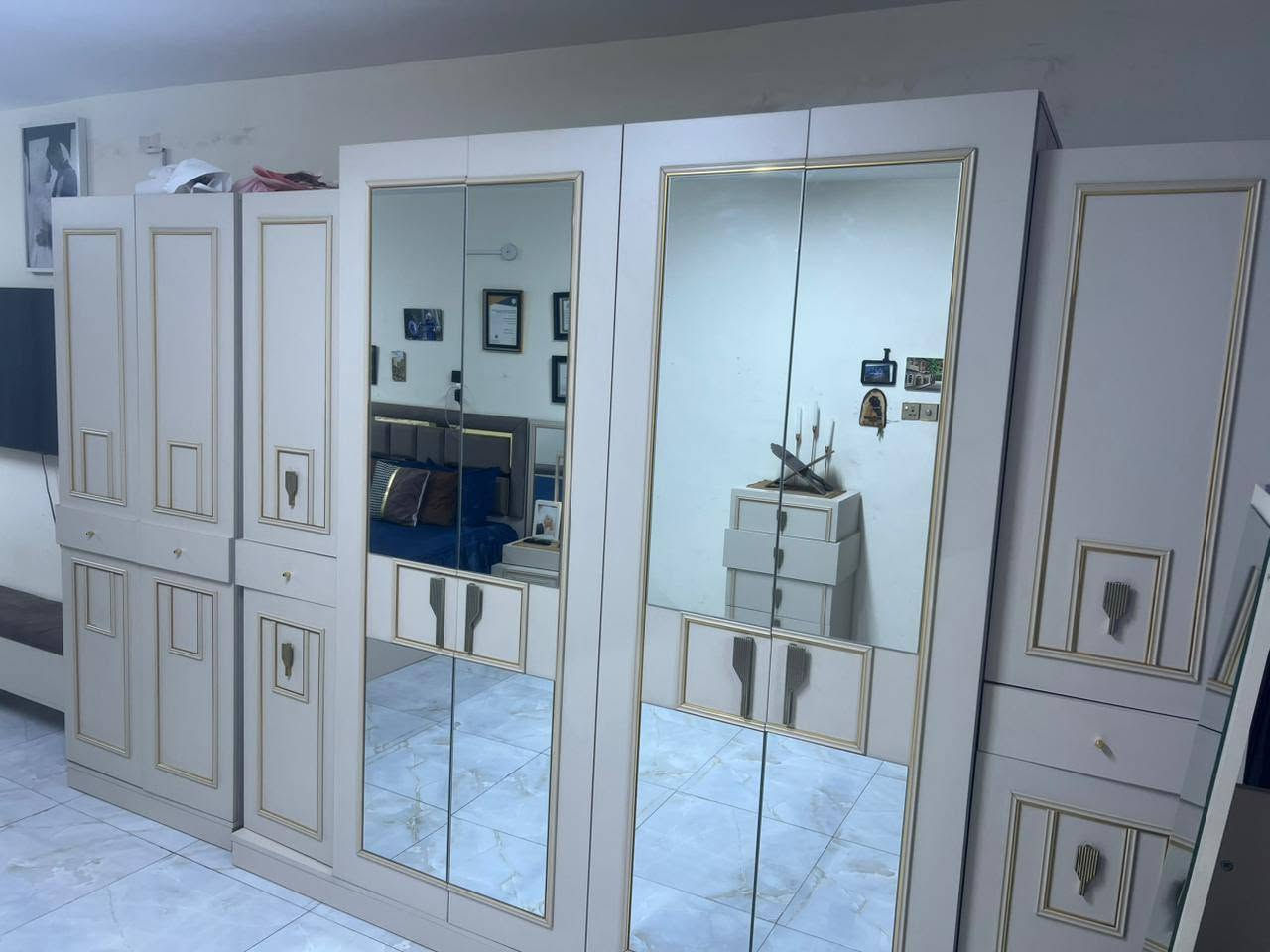 غرفه نوم تركي نفرين نظيف ٩قطع كما موضح في الصور السعر ٨٥٠ وبيه مجال للاستفسار *********** متوفر واتساب ايضا
