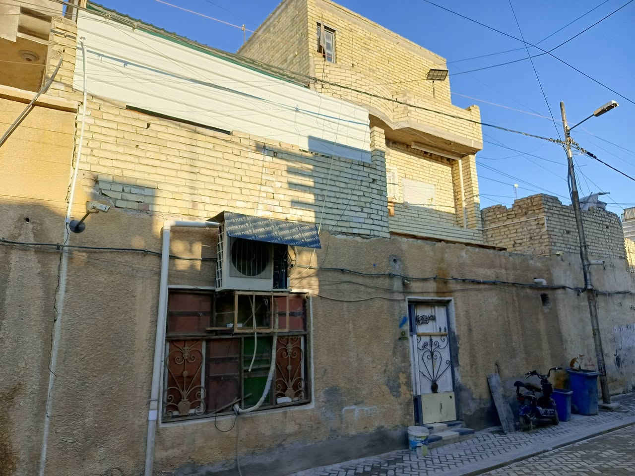 السلام عليكم بيت 110للبيع قاطين 4غرف نوم والخامسه+حمام داخلي وخارجي وبلطابق الثاني نقصه بس سقف كامل من كلشي قطاع 31 قريب جامع الحكمة بيع او مراوس ابيت 144للستفسار *********** السعر 170وبي مجال
