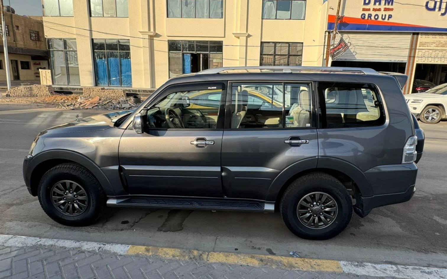 بيع مستعجل باجيرو موديل 2015 ( خليجية السيارة)
لون رصاصي فيلي السيارة جديدة كولش و على وضع الشركة و مبيها اي نقص ماشية 153 الف حقيقي 
مكان السيارة بغداد 
رقم اربيل جديد تحويل مباشر
مواصفاته 
كامره خلفية حساسات خلفية 
محرك 6 سلندر حجم 3500 
شاشة اندرويد  عليها منظومة غاز LPG  
حكومية جداً اقتصادية
مروحة محرك كهربائية 
مروحة تبريد إضافية 
4 تايرات جدد
صدر جديد نوزلات و منظومة وقود جديدة 
داخل السيارة بلادي و كولش نظيف

ال💎ــسعـر 🟥 :: رقم (1) تلـقـائـي 📮

رقم صاحب ســـيـارة :: ***********
