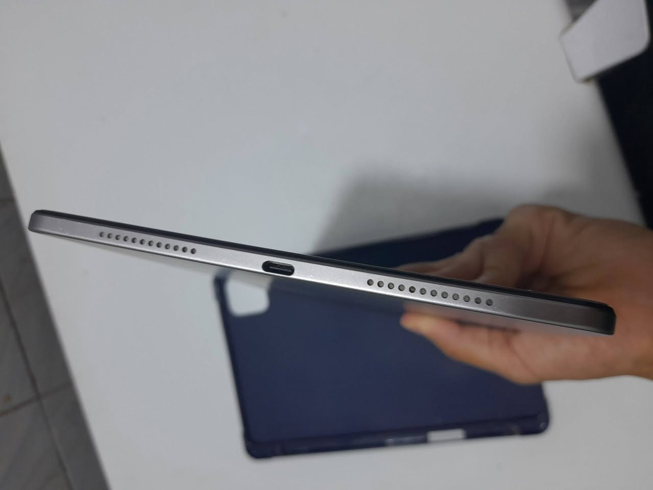هونر باد x9a
سلام عليكم عندي هونر باد X9a
بي انحناء خفيف 
والشاشة بيها حماية

📱 الشاشة
الحجم: 11.5 إنش
النوع: TFT LCD
الدقة: 1504 × 2508
معدل التحديث: 120Hz
التخزين: 128 رام 8 + 8 من الذاكرة
🔋 البطارية
السعة: 8300 mAh سرعة الشحن 35 واط
الجهاز مستخدم 3 اشهر
سعر 250 قفل 
للتواصل *********** مكاني بغداد حي أور
يجيك الجهاز والكفر والعلبة فقط بدون شاحن
