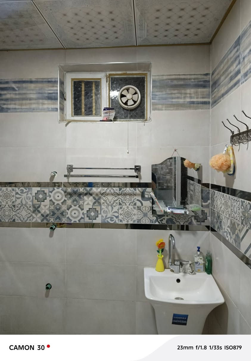 السلام عليكم بيت مساحه 100 متر طابق واحد الحسينيه منطقه الخمستالاف مقابل مركز الشهيد وسيم للأسنان. بناء حديث سنه 2023 عالي عن الشارع سعر 95 وبي مجال *********** واتساب
