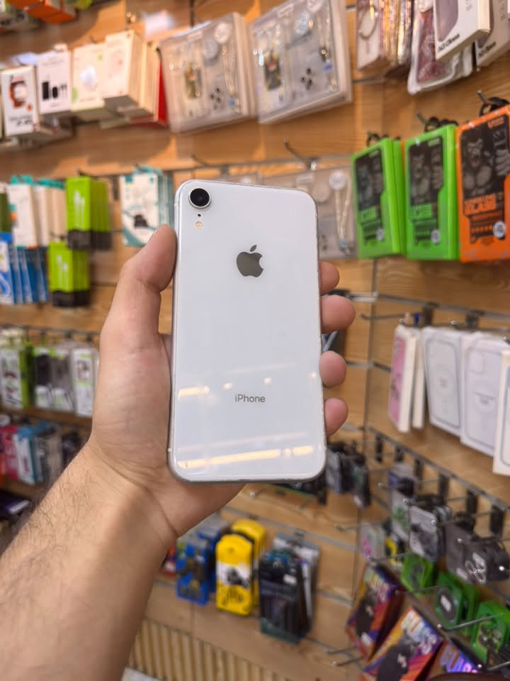 ⭐ متوفر الآن في سنتر دانيال ⭐
iPhone XR - 64GB
📌 المواصفات:
 الذاكرة: 64 جيجابايت.
 البطارية: 76% (أصلية).
 النظافة: فول، الجهاز بلادي ومكفول من الفتح والتصليح.
جهاز عملي، نظيف جداً، وسعره مناسب!
السعر ١٨٠ الف 
للاستفسار عن تفاصيل أكثر، راسلونا على الخاص 📩 أو اتصلوا بينا:
📞 ***********
📍 موقعنا: دورة سيدتي الجميلة - داخل قيصرية السرحان
