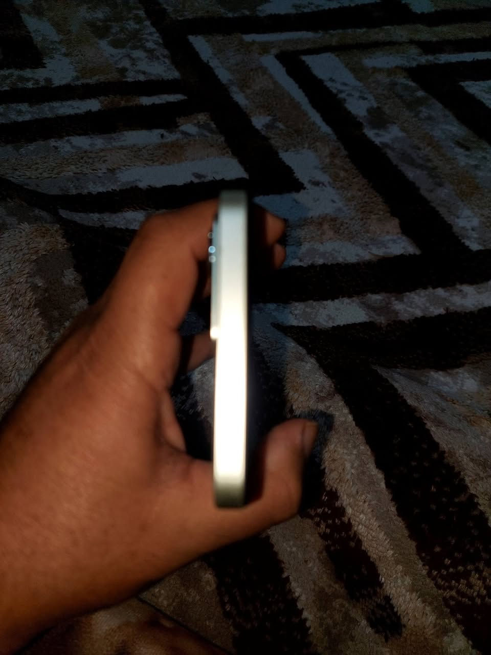 ريلمي C75 كجهاز اقتصادي متين بمقاومة عالية للماء والغبار (معيار IP69)، وشاشة 6.72 بوصة FHD+ بمعدل 90 هرتز، ومعالج MediaTek Helio G92 Max، مع ذاكرة تخزين 256 جيجابايت و8 جيجابايت رام، بالإضافة إلى بطارية ضخمة بسعة 5828 مللي أمبير وشحن سريع 45 واط. المواصفات التفصيلية لهاتف ريلمي C75: الشاشة: 6.72 بوصة من نوع IPS LCD، دقة \(1080\times 2400\) بيكسل (+FHD)، سطوع حتى 690 شمعة، ومعدل تحديث 90 هرتز.المعالج: ميدياتك Helio G92 Max ثماني النواة (12 نانو ميتر) مع معالج رسومي Mali G52.الذاكرة والتخزين: 8 جيجابايت رام + 256 جيجابايت مساحة تخزين داخلية، مع دعم رام ديناميكية إضافية.الكاميرات:الخلفية: مزدوجة/ثلاثية 50 ميجابكسل (رئيسية) مدعومة بالذكاء الاصطناعي.الأمامية (سيلفي): 8 ميجابكسل.البطارية والشحن: بطارية 5828 مللي أمبير تدعم الشحن السريع بقوة 45 واط.نظام التشغيل: أندرويد 14 مع واجهة ريلمي UI 5.0.المتانة: مقاومة للماء والغبار بمعيار IP69 وشهادة TÜV Rheinland، وحماية عسكرية للشاشة.مميزات إضافية: منفذ USB Type-C، مستشعر بصمة، دعم تركيب شريحتين 4G وكارت ذاكرة خارجي. المميزات الرئيسية: مقاومة استثنائية للماء والغبار (IP69).بطارية ضخمة وشحن سريع 45 واط.شاشة بدقة FHD+ وتحديث 90 هرتز.مساحة تخزين كبيرة (256 جيجابايت). العيوب: المعالج Helio G92 Max بمعمارية 12 نانو قديمة نوعاً ما، مما يجعله أداءً اقتصادياً وليس للألعاب الثقيلة.نوع الشاشة IPS LCD وليس AMOLED.لا يدعم تقنية NFC. 
السعر 175الف وبي مجال بسيط 
***********
