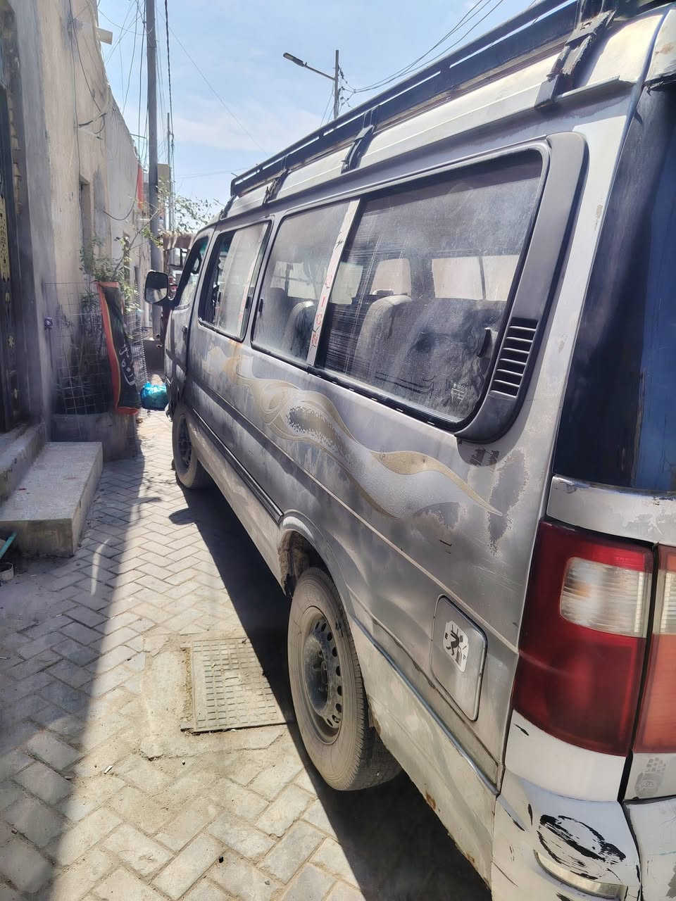 السلام عليكم سيارة كيه فتون موديل 2014 مكينه ثري واي ياباني سياره بيها خط حالين مكانها بصره حيانيه رقم *********** سعر ٤٠ وبيها مجال تحويل ثاني يوم رقم بصره لماني حداده خلفيه واماميه مسويه دشبول وغراضها بل بيت كاملات
