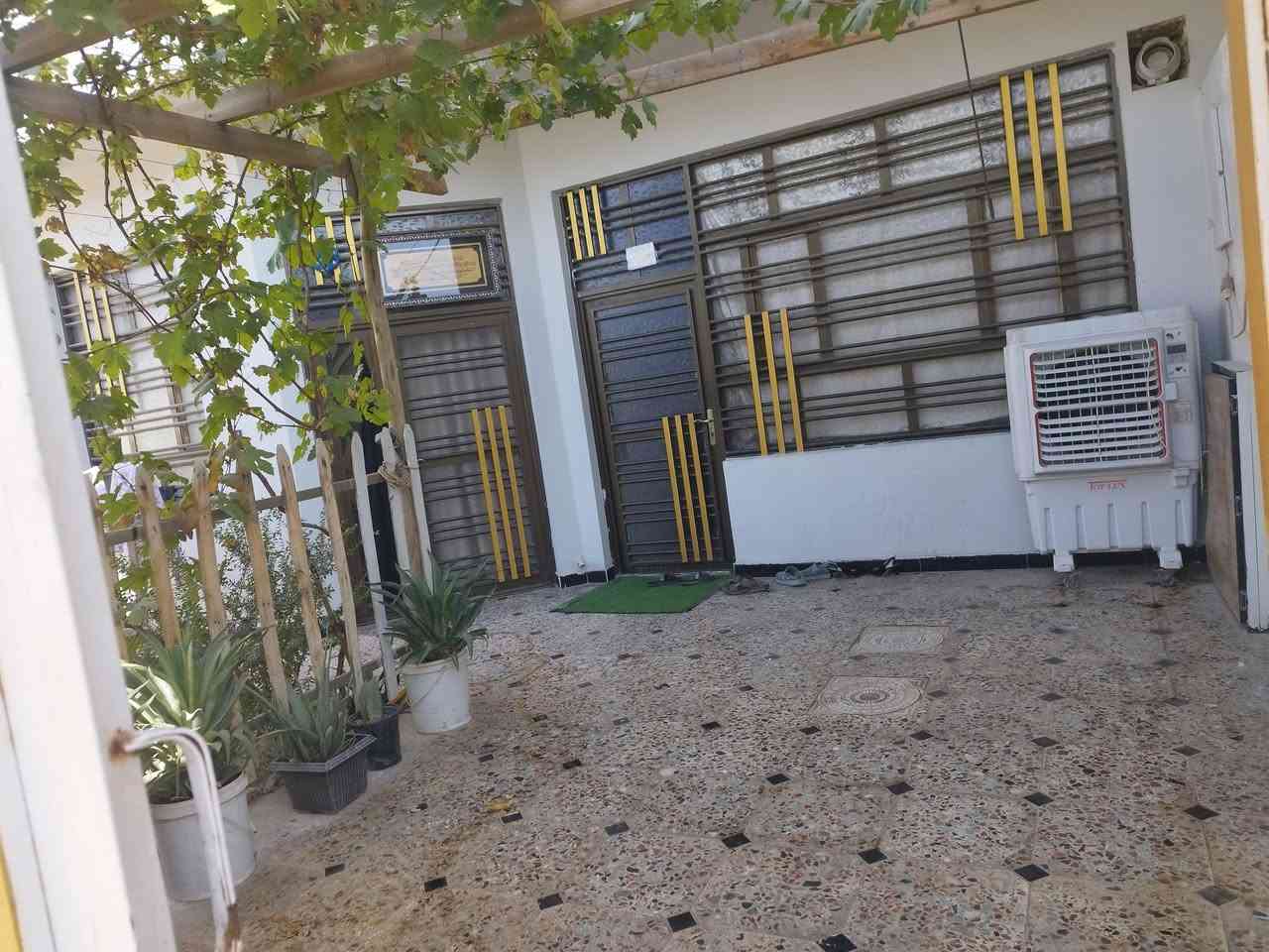 سلام عليكم بيت. مساحه 250 متر.  مشمول بتطويب  مو جود بل بلديه بسمنه    مقابل القريه عامود. 295.   بناء 2023   صب كونكريت.  او طابوك نهروان.  كله درجه اوله   يحتو البيت. على   3 غرف اسويتات     اوصاله   6في5.   مطبخ 5في 4. استقبال. 8في5.  بي منضومه كهرباباء  موالده او طني. او رافعه  او منضومت كامرات .   يوافر جميع الخدمات.  ماء كهرباء.  خطوط.   مدارس.   بلديه.   حدايق.  3. خارج البيت. او داخل البيت. او خلف البيت    البيت. يباع معه الثاث.   او. من غير الثاث حسب التفاق.     السعر 140.  واقابل للمفاوضه   ***********. صاحب العقار
