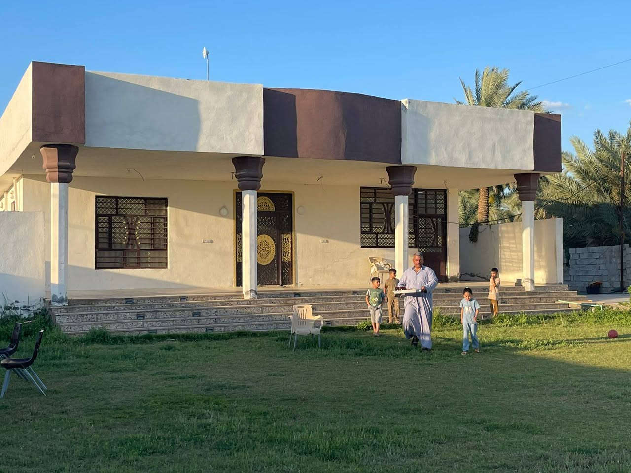 السلام عليكم اخواني الاعزاء دونم طابو ملك صرف على طابو الكاضميه يحتوي على بيت مساحه200متر بناء حديث وباقي الدونم بستان الي موجود بصور الدونم مسيج بلوك وعلى شارع تبليط ماء اساله وماء سقي وكهرباء ويحتوي على بئر ارتوازي موقع الدونم بغداد التاجي منطقة جرف الملح خلف البانزيخانه الحكومية 
سعر الدونم في الخاص
للاستفسار الاتصال على الارقام التاليه وبي واتساب 
***********
***********
