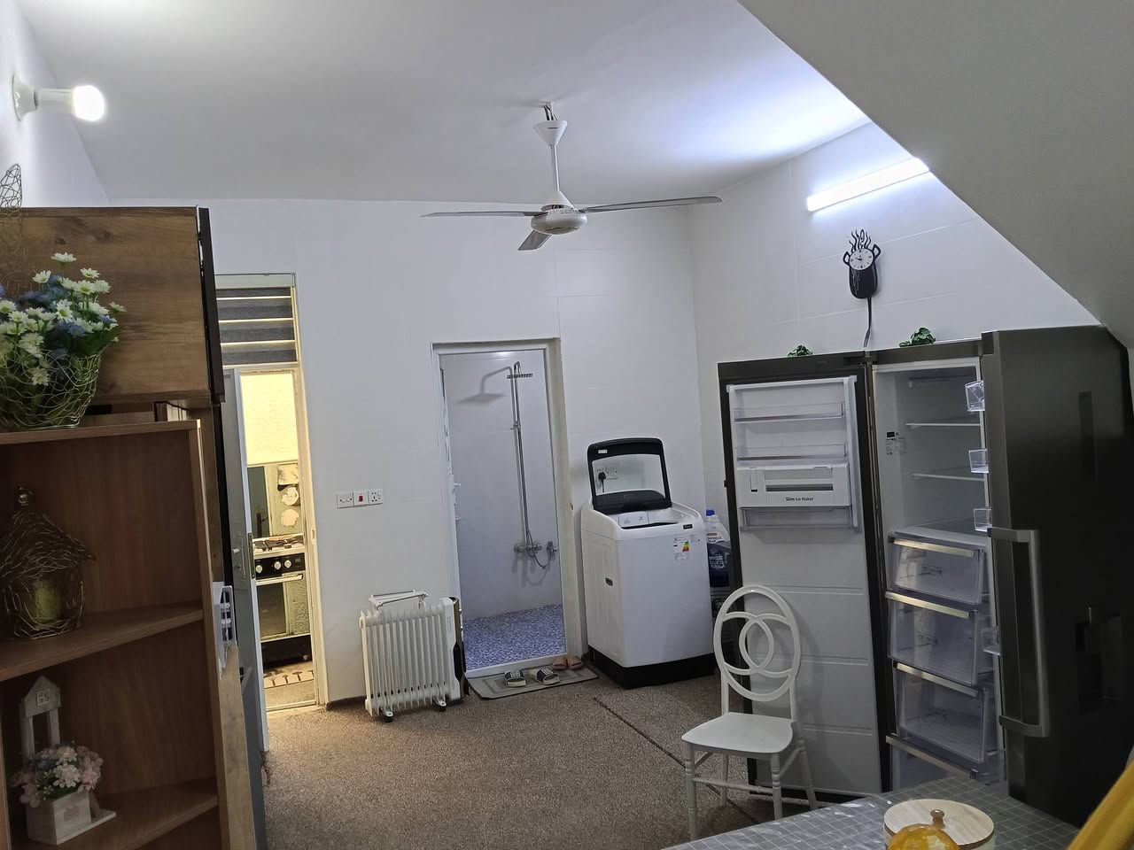 دار للبيع مساحة 56 متر 4×14
الدار مؤثث بالكامل مثل ما موضح بالصور 
يحتوي على استقبال ومطبخ حار بارد وصحيات بالطابق الاول وغرفتين بالطابق الثاني 
موقع الدار حي الجزيرة ( شارع سيد محمد ) 
سعر 90 مليون وبي مجال بسيط 
للاستفسار اكثر 
***********
