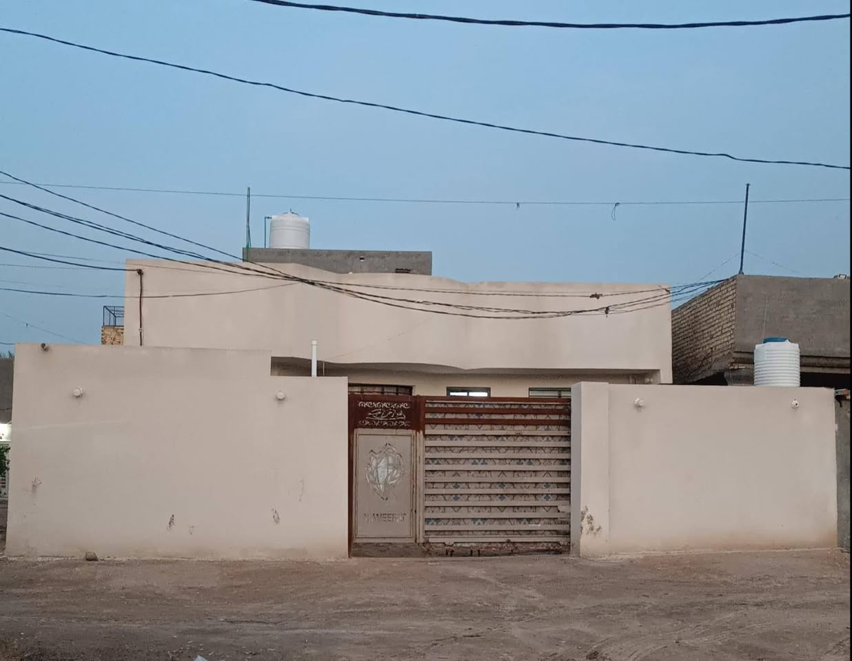 السلام عليكم
بيت للبيع مساحه البيت ( 276 )
طابو صرف سند 25 يتحول باسمك
( واجه 12متر ) ( نزال23متر )
العنوان : النيل القديم 
قرب مخازن المرجان سيراميك يبعد عن الجزائر خمس دقائق 
تفاصيل وسعر خاص  اتصل ع رقم ***********
