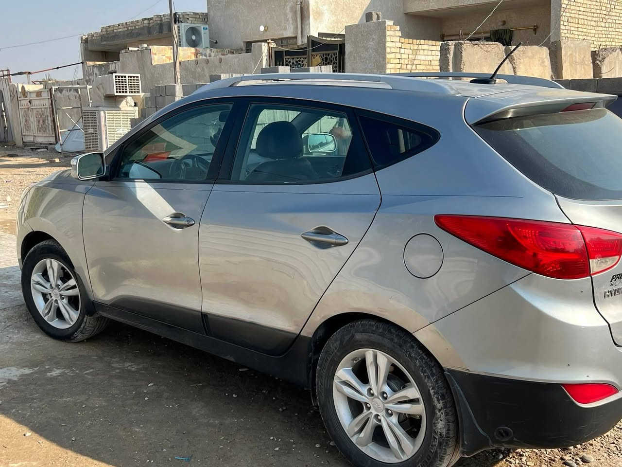 السلام عليكم توسان مديل ٢٠١٣ للبيع  وارد أمريكي
محرك مكفول من تبخير والتنقيص 
كير، مكفول 
ماشيه ١٢٣ ألف 
رقم نكليزي 
السياره كلير من أمريكا بل سونار 
أثر جراد بل قماره 
سياره خير من الله 
الداخل أسود 
السعر ١٢٠ بيها مجال قليل 
مكاني بغداد مدينه الصدر 
حادثها جاملغ وبنيد بمريكا بدون دواخل بدون شواصي 
فقط الغد الأيمن قليل منه بلا كص فقط تعديل 
***********
