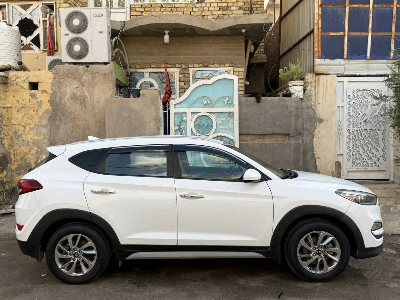 السلام عليكم
توسان وارد أمريكي 
موديل 2018
محرك 2000
رقم واسط تحويل ثاني يوم 
سياره خير من الله مال جناي
كلشي بيها بعده جديد شركه
ضربه خفيفه بدون دواخل 
السعر 168اللاستفسار 
***********
