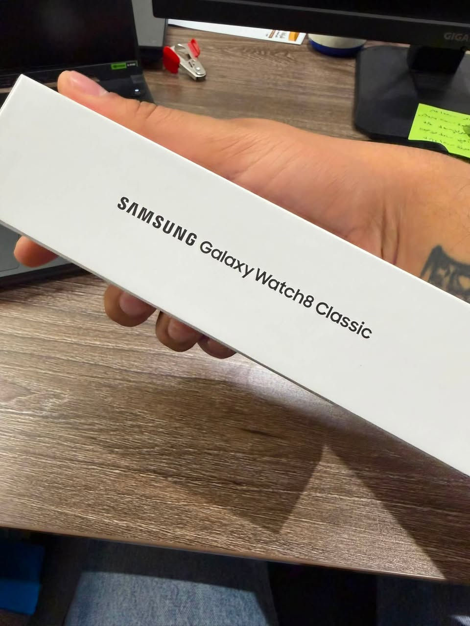 Samsung Galaxy Watch8 Classic
🔹 الاتصال: Bluetooth + Wi-Fi + GPS
🔹 الحالة: جديدة فقط فتح باكيت
🔹 المقاس: 46 مم
🔹 اللون: فضي مع سوار أسود

* شاشة Super AMOLED عالية الدقة بقياس 1.34 بوصة.
* زجاج Sapphire Crystal المقاوم للخدوش.
* إطار دوّار (Rotating Bezel) للتنقل بسهولة.
* هيكل من الستانلس ستيل بتصميم كلاسيكي فاخر.
* معالج Exynos W1000 السريع.
* ذاكرة 2GB RAM وسعة تخزين 64GB.
* بطارية 445mAh تدوم حتى حوالي 40 ساعة حسب الاستخدام.
* مقاومة للماء 5ATM ومعيار IP68.
* تدعم Bluetooth 5.3، Wi-Fi، GPS، NFC.
* قياس نبض القلب، تخطيط القلب (ECG)، قياس نسبة الأكسجين، تحليل النوم، قياس تكوين الجسم (Body Composition)، وتتبع الرياضة بأوضاع متعددة.
* تعمل بنظام Wear OS وتدعم تطبيقات Google مثل الخرائط والمساعد الصوتي والدفع الإلكتروني (حسب البلد والبنك).
*********** للتواصل

