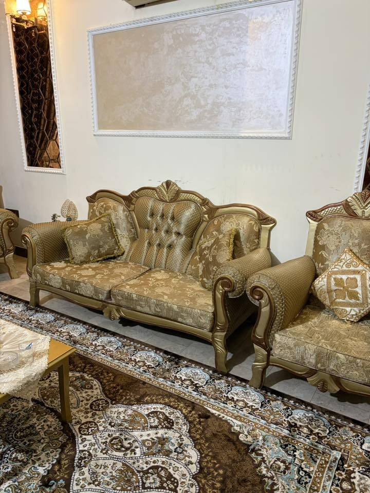 تخم ملكي 10 مقاعد للبيع 
سلام عليكم

تخم ملكي ذهبي 10 مقاعد 

مقاعد كراسي عدد 4

و مقاعد ثلاثية عدد 2

للبيع بسعر 600 الف و بي مجال بسيط

المكان بغداد - حي الجامعة

***********
