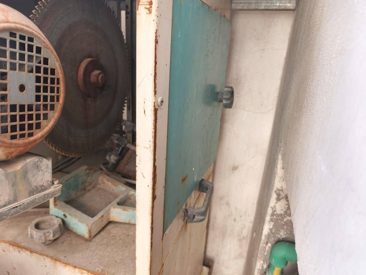 مكص المنيوم للبيع مستعمل مره واحده ومتروك سنه شغال للتواصل ***********
