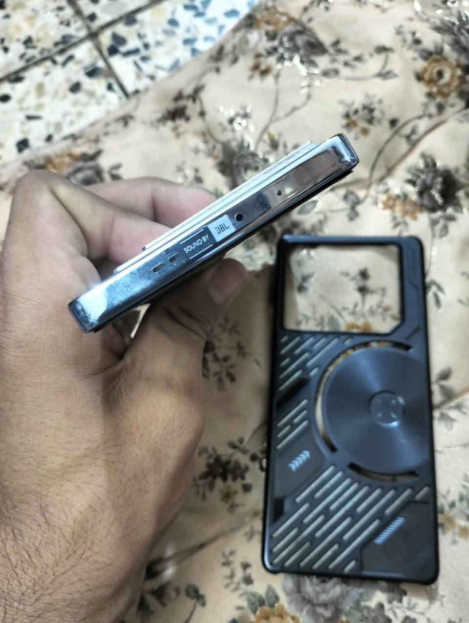 للبيع: وحش الألعاب Infinix GT 20 Pro 5G ⚡
يا الله، للبيع جهاز انفنكس جيتي 20 برو فايف جي (Infinix GT 20 Pro 5G). الجهاز غني عن التعريف، مصمم خصيصاً للألعاب والأداء العالي وبشكل خورافي مع إضاءة الـ RGB الخلفية التفاعلية.
⚙️ المواصفات الخارقة للجهاز:
المعالج: العملاق ميديا تيك Dimensity 8200 Ultimate (4nm) – طيارة بالألعاب وسلاسة مو طبيعية (يدعم فريمات عالية بلعبة ببجي وسلس جداً بدون حماوة).
الشاشة: شاشة عملاقة بمقاس 6.78 إنش AMOLED بمعدل تحديث 144Hz (أسرع وأسلس شاشة بهيج فئة سعرية، الألوان والسطوع تحت الشمس يجنن).
الذاكرة والتخزين: 256 جيجابايت مع رام 12 جيجا (وتكدر توصله لـ 24 جيجا مع الرام الافتراضي) – انسى شي اسمه تعليق أو بطء.
الكاميرا الأساسية: بدقة 108 ميجابكسل مع مثبت بصري (OIS) – تصوير 4K واضح وصافي.
الكاميرا الأمامية (السيلفي): 32 ميجابكسل لصور سيلفي قوية.
البطارية والشحن: بطارية ضخمة 5000 مللي أمبير تدعم الشحن السريع بقدرة 45 واط (يشحن بلمح البصر).
الصوت: سبيكرات ستيريو مزدوجة بتناغم من شركة JBL – صوت مجسم ونقي يفيدك بتحديد الاتجاهات بالألعاب.
📱 حالة الجهاز وملحقاته: الجهاز كامل ملحقات و الجهاز بحالة جدا ممتازة جدا نضيف كارتونة و شاحنه و حافضة و كيبل و كلشي مناقصة الجهاز للبيع فقط السعر  (350)  و بي مجال حك الجية احسب حسابك ماخذ جهاز جديد جدا 
المكان بغداد الغزالية 
الرقم وتساب متواجد و اتصال *********** بغداد, العراق
