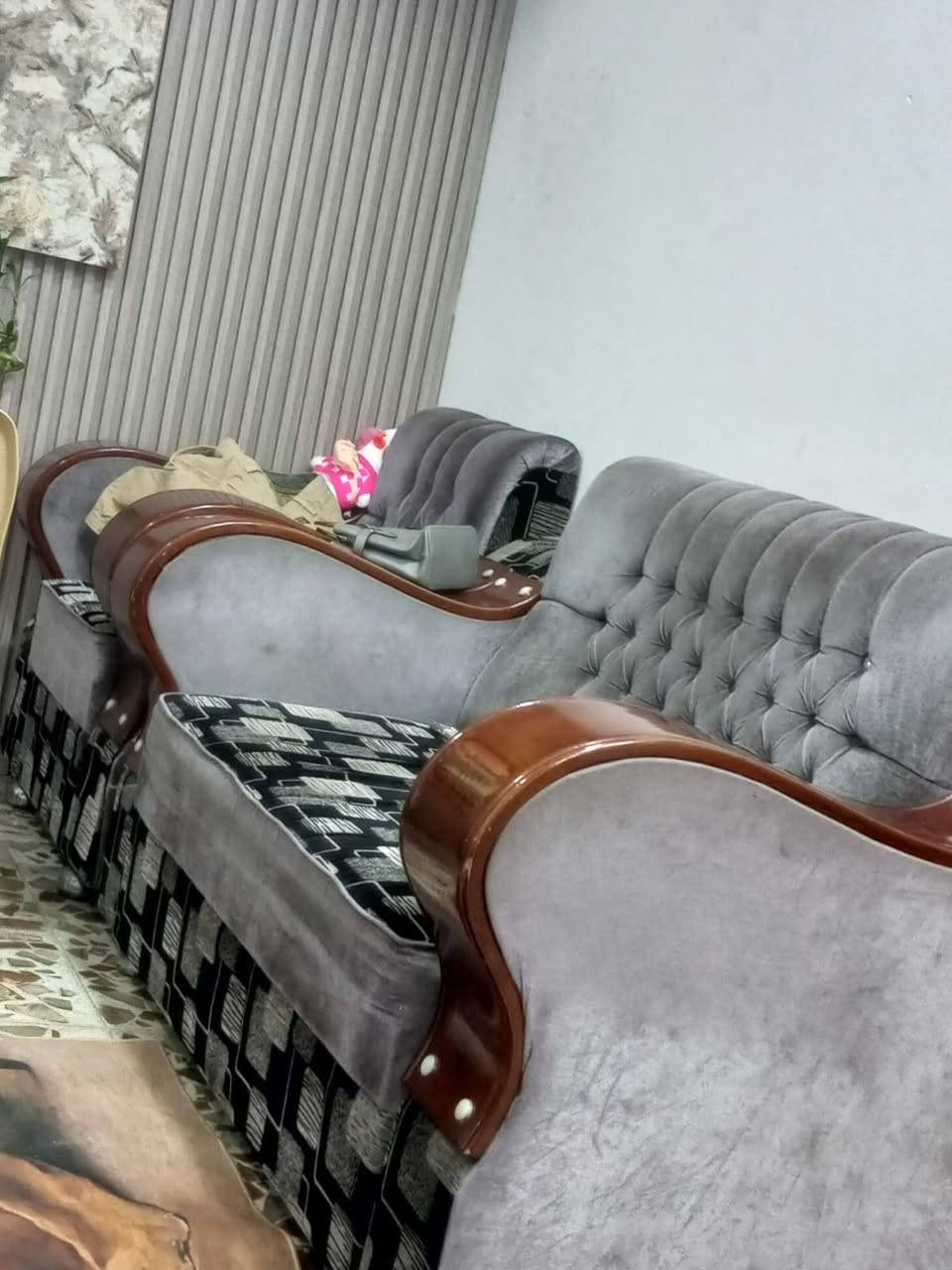 تخم 10 مقعد للبيع نضيف سعر 350 وبي مجال
***********
