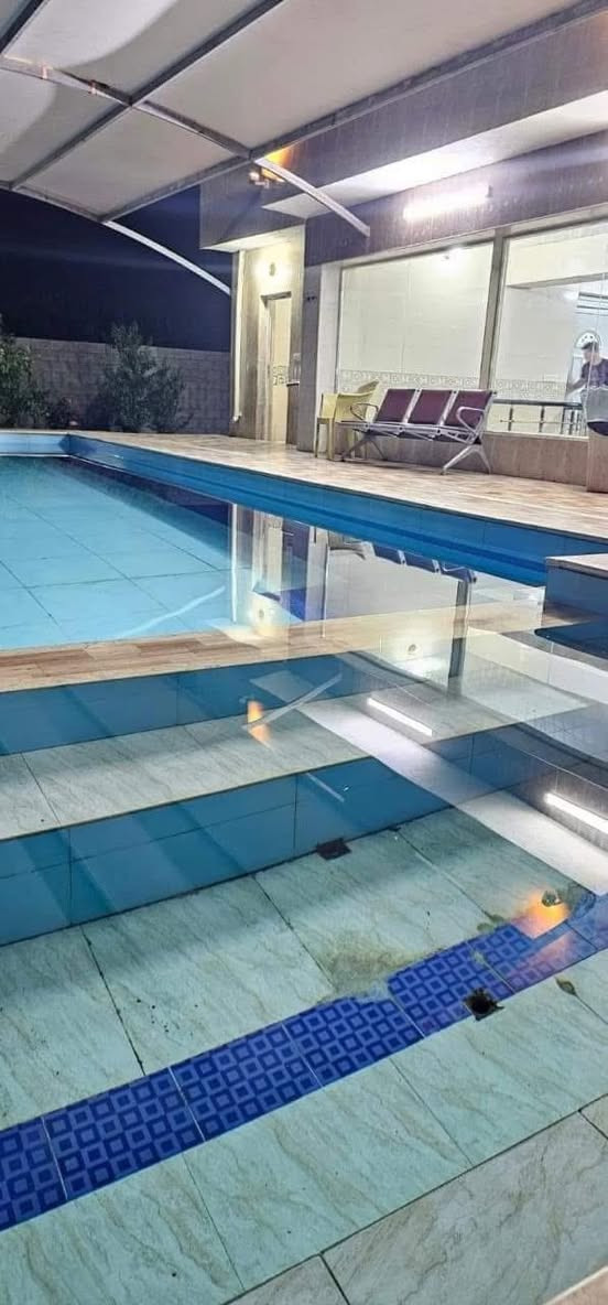 السلام عليكم    مزرعة كاردينيا 
١ . تحتوي على ثلاث ٣ غرف نوم مؤثثة بالكامل ومكيفة

٢ ٠تحتوي على سويتات لكل غرفة منام 
٠٣ تحتوي على فاكهة العنب والتفاح وغيرها من الفكرة
٠٤ تحتوي على حدائق جميلة للاستراحة 
٠٥ تحتوي على مسبح كبير وصغير  ١٣ متر 

٦ ٠ تحتوي على صالة كبيرة مؤثثة بالكامل 
٧ ٠ تحتوي على انترنيت على مدار ٢٤ ساعة
٨ ٠ تحتوي على خط كهرباء ومولد  على الاطفاء على مدار ٢٤ 
ساعه
٩ تحتوي على تنور طين
علمآ ان المزرعة مؤثثة بالكامل  زبائنتا الكرام

***********
