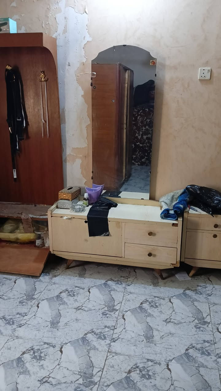 ميز مرايه وكنتور للبيع وكومدي وزاويه ملابس  السعر 75
الاتصال ***********
