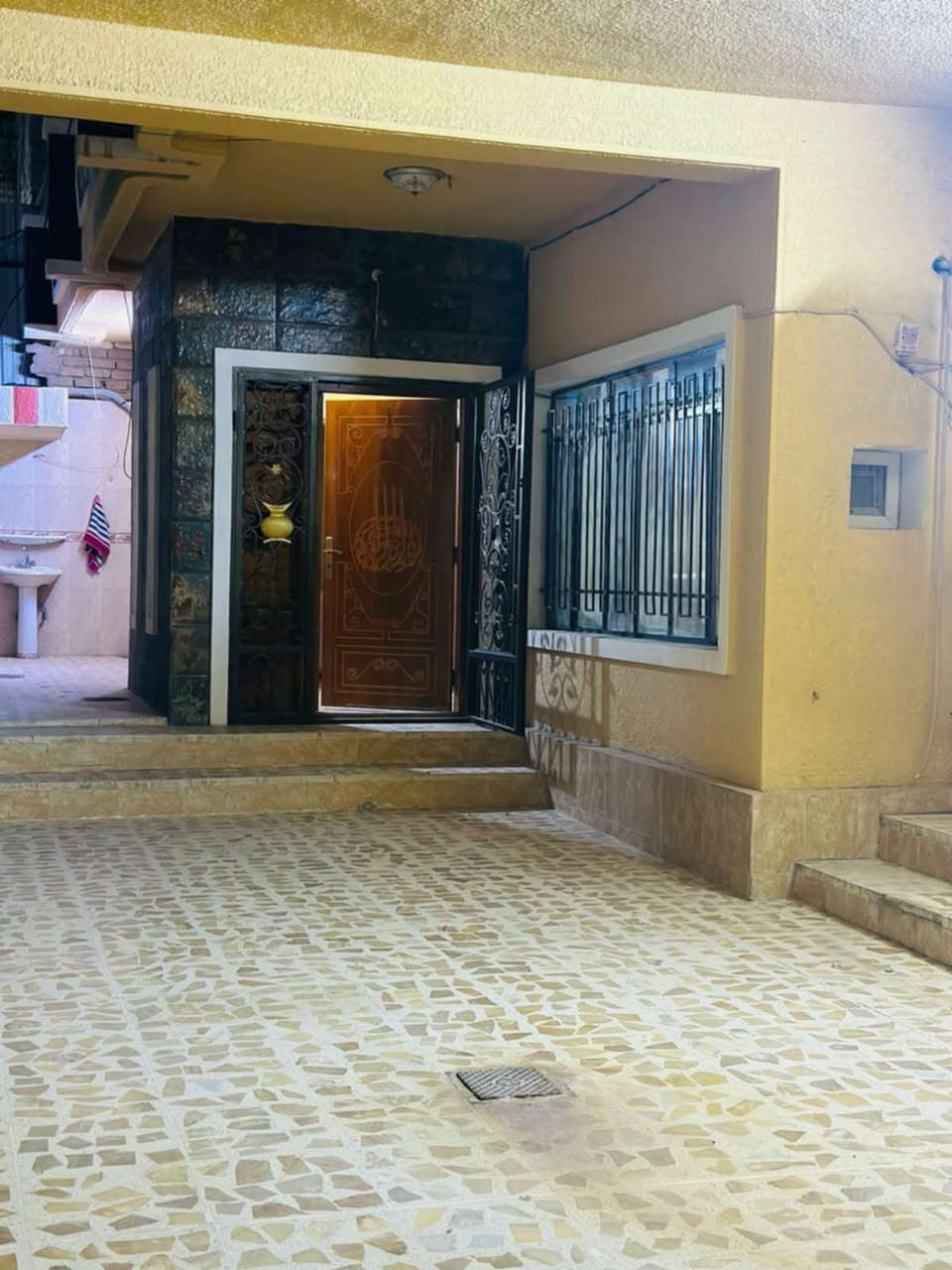 للبيع 
بالفلوجه / حي المعتصم قرب دائره الوقف السني دار 338m سند 378mواقع حال زياده حوالي 40m طابقين 5 غرف نوم  ركن ع شارعين 10mو12mمرمم فول عالي عن الشارع الطابق الارضي 2 غرفة نوم واستقبال وصاله ومطبخ حار وبارد وكراج وحديقه ومجموعه صحيات والطابق الأول 3 غرف نوم وصاله وصحيات  الدار جاهز للسكن سعر البيع 290مليون ونتفاوض ***********وات ساب //*********** //مكتب المانع للعقار مقابل كراج بغداد للنقل الموحد
